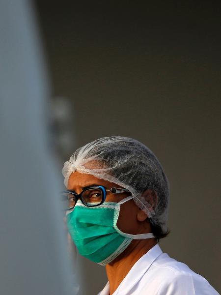 10.mar.2020 - Enfermeira usa máscara para se proteger contra o coronavírus - Adriano Machado/Reuters