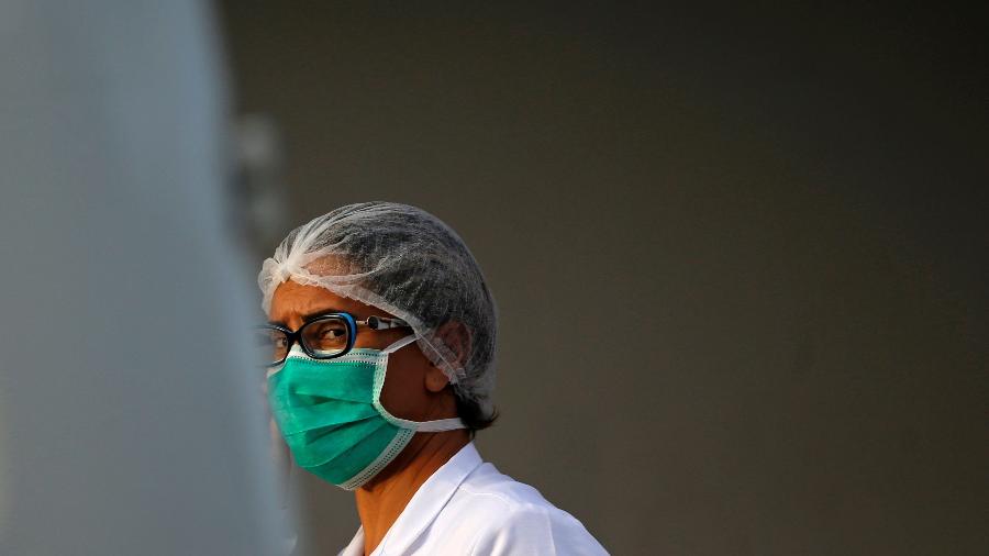 10.mar.2020 - Enfermeira usa máscara para se proteger contra o coronavírus no Hospital Regional da Asa Norte - Adriano Machado/Reuters