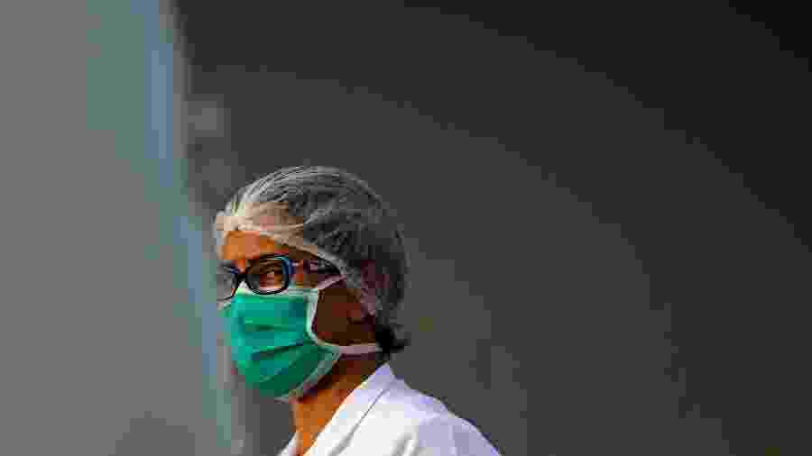 10.mar.2020 - Enfermeira usa máscara para se proteger contra o coronavírus no Hospital Regional da Asa Norte, em Brasília - Adriano Machado/Reuters