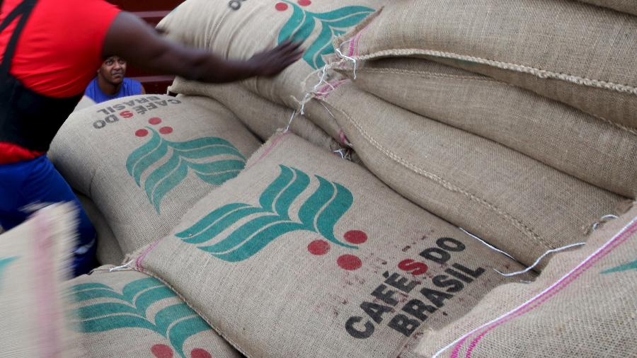 Sacas de café para exportação no Porto de Santos (SP) - Paulo Whitaker