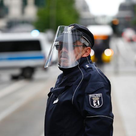 12.mai.2020 - Policial usa proteção facial em Berlim, na Alemanha, em meio ao surto de coronavírus - Fabrizio Bensch/Reuters