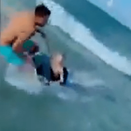 Adrian Kosicki conseguiu tirar criança do mar enquanto tubarão se aproximava - Reprodução/Twitter