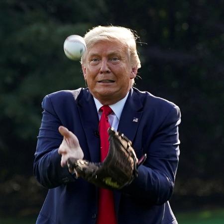 Presidente dos EUA, Donald Trump, recebe bola durante atividade com jovens jogadores de beisebol nos jardins da Casa Branca - Kevin Lamarque