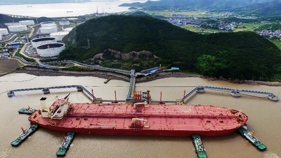 Navio-tanque em terminal de petróleo no porto de Ningbo Zhoushan, China - China Stringer Network