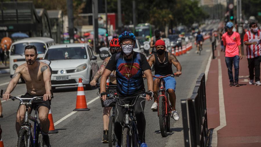 Pessoas pedalam sob forte calor na região da avenida Paulista, em São Paulo - TABA BENEDICTO/ESTADÃO CONTEÚDO (arquivo)