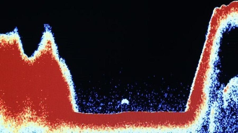 O sonar do barco de passeios no Lago Ness registrou uma nova suposta aparição do "monstro" do lago (área branca da foto) - Reprodução/Daily Record/Peter Jolly
