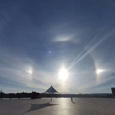 Fenômeno ocorre quando cristais de gelo nas nuvens refratam luz solar - Weibo/Centro Meteorológico de HeiLong Jiang