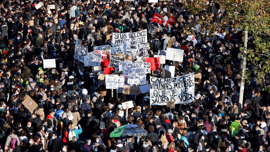 Multidão se reuniu na Place de La Republique, em Paris - THOMAS COEX/AFP