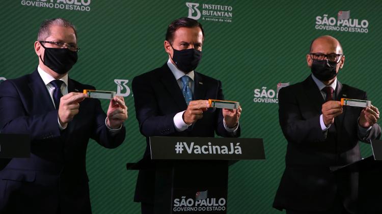 O governador de São Paulo, João Doria (PSDB), segura caixa da CoronaVac ao lado do secretário estadual de Saúde, Jean Gorinchteyn, e o diretor do Instituto Butantan, Dimas Covas - Divulgação - Divulgação