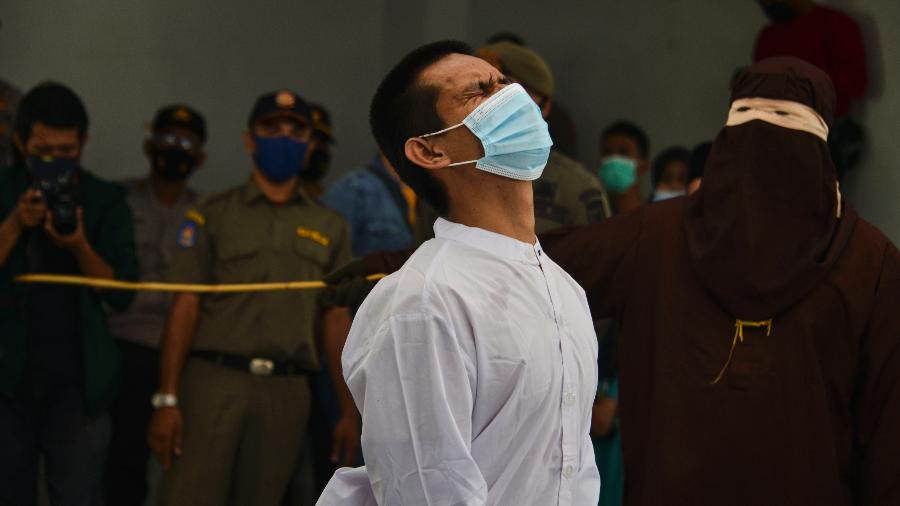 Homem é açoitado em público na Indonésia após ser condenado por manter relações homossexuais, proibidas no país - Chaideer Mahyuddin/AFP