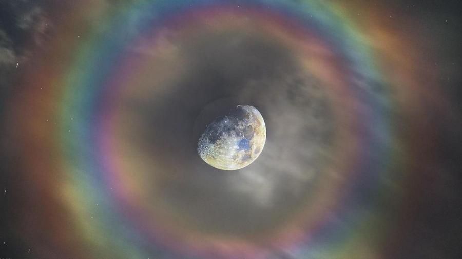 O fotógrafo Alberto Ghizzi Panizza flagrou a Lua cercada por um arco-íris  - Reprodução/Instagram/@albertoghizzipanizza