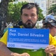 21.fev.2021 - Apoiador do deputado federal Daniel Silveira exibiu placa de rua em homenagem ao parlamentar preso em ato em frente ao Copacabana Palace, na zona sul do Rio - Herculano Barreto Filho/UOL
