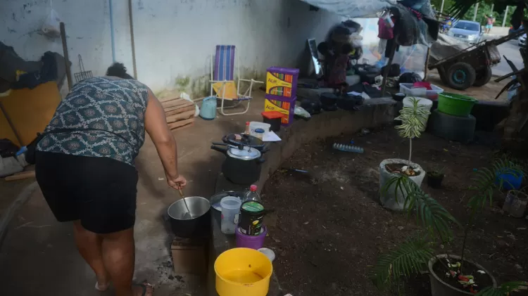 Mulher cozinha em praça em frente a um Centro de Apoio Psicossocial Infantojuvenil (Capsi) da Prefeitura de Maceió - Beto Macário/UOL - Beto Macário/UOL