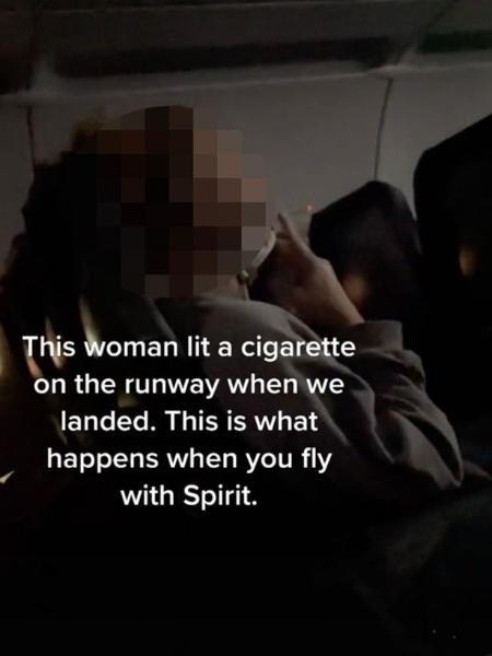 Imagem compartilhada no TikTok de uma mulher fumando dentro de um avião - Reprodução/TikTok/@beatrixtrifonova