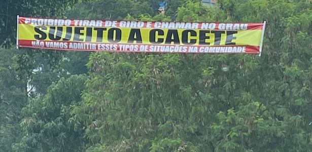 Mensagem ameaçadora em faixa exposta na estrada da Cachoeira em Brasilândia, zona norte de São Paulo, onde policiais militares foram agredidos por frequentadores de um baile funk