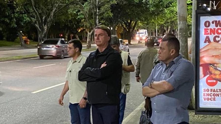 Bolsonaro em ponto de ônibus no Rio - Reprodução/Twitter