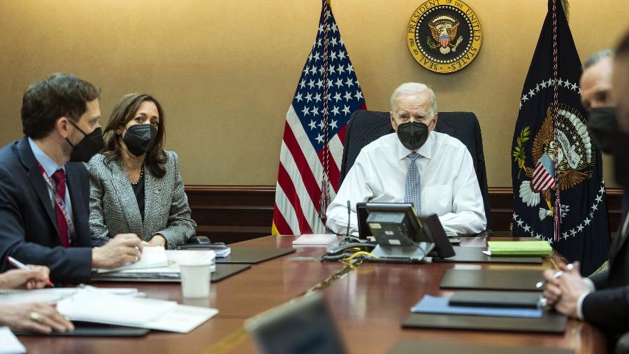 Biden e a vice-presidente Kamala Harris na Sala de Situação, para acompanhar operação na Síria - AFP PHOTO / The White House