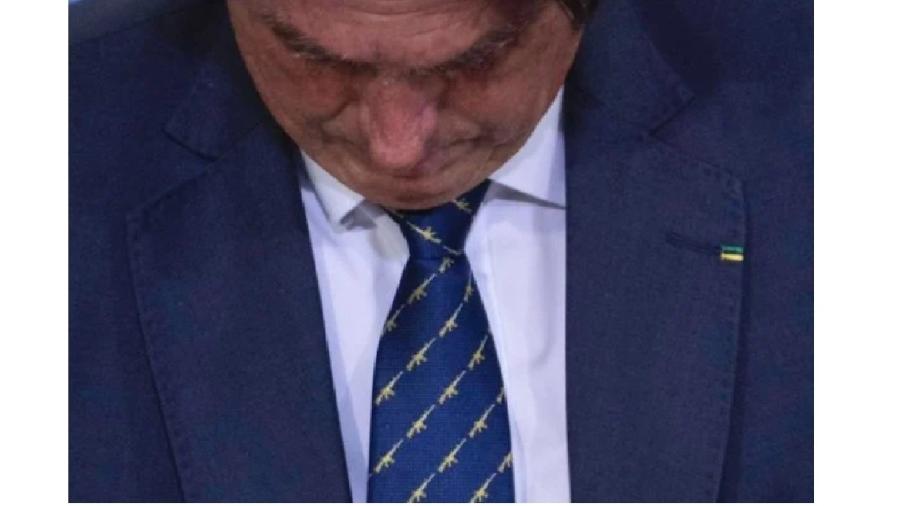 A gravata de Bolsonaro decorada com fuzis. Eis o homem que quer liderar uma espécie de guerra santa... - Reprodução