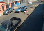 SP: Câmera flagra homem caindo de veículo que dirigia - e nem ele acredita (Foto: Reprodução/Redes Sociais)