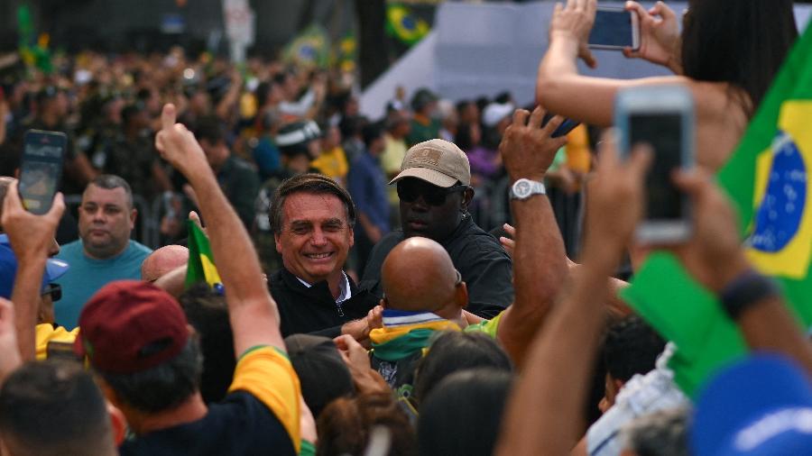 7.set.22 - O presidente Jair Bolsonaro (PL) cumprimenta apoiadores em Copacabana, no Rio de Janeiro - ANDRE BORGES / AFP