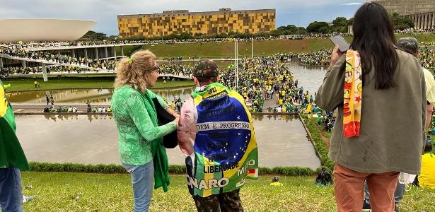 Apoiadora do ex-presidente Jair Bolsonaro participa de atentados golpistas em Brasília em 8 de janeiro