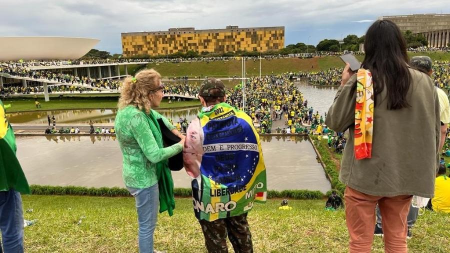 Apoiadora do ex-presidente Jair Bolsonaro participa de atentados golpistas em Brasília em 8 de janeiro - Lucas Borges Teixeira/UOL