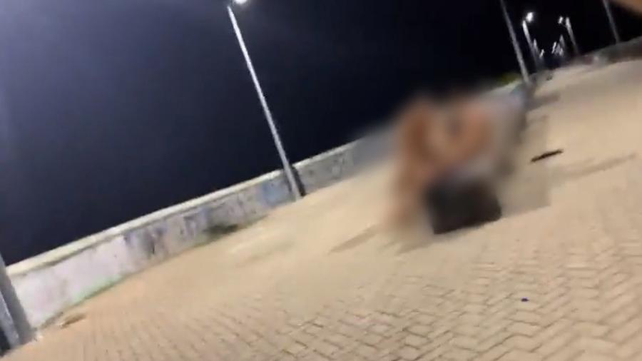 Cena foi gravada por pessoa que caminhava pela praia e publicada nas redes sociais; polícia investiga o caso - Reprodução de vídeo