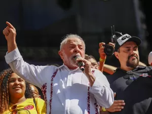 Com servidores federais em greve, Lula participa de ato do 1º de Maio em SP