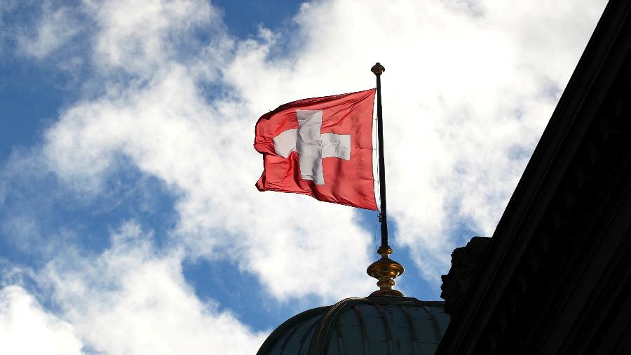 Bandeira suíça hasteada no Palácio Federal em Berna Suíça