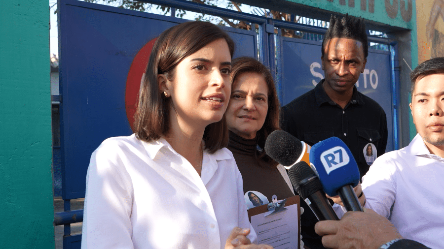 A candidata Tabata Amaral (PSB) em primeira agenda de campanha, na Brasilândia