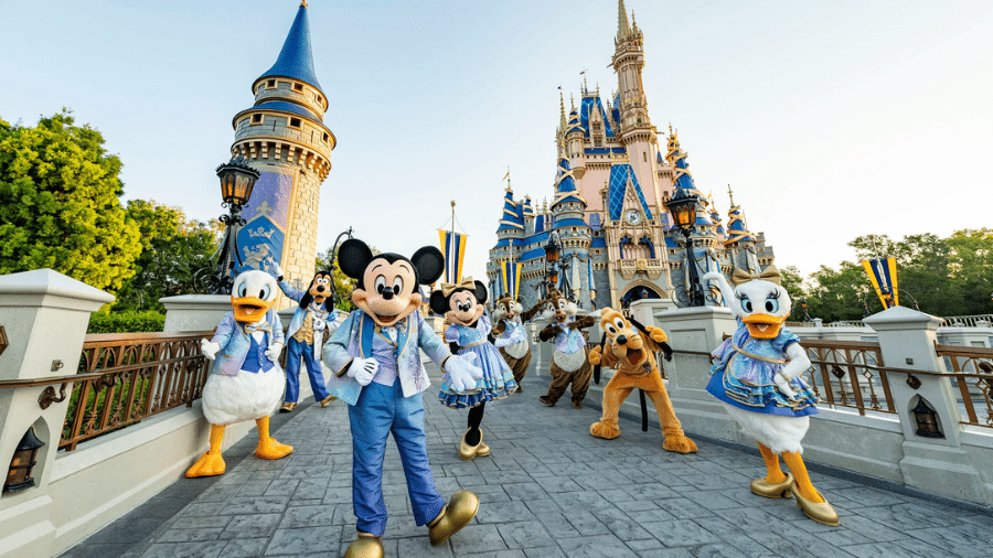 Mickey e sua turma no complexo de parques temáticos Walt Disney World, na Flórida