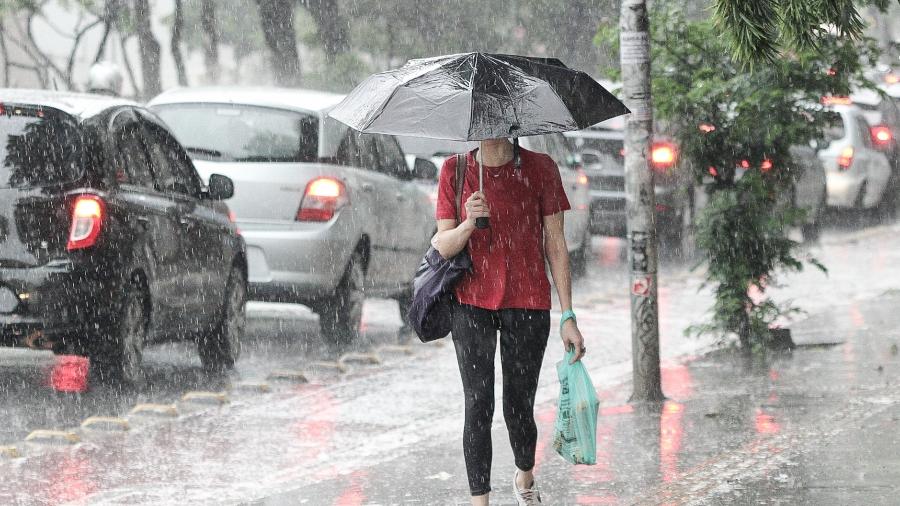 Pedestres se protegem de chuva na Rua da Consolação, na região do centro de São Paulo, na tarde deste sábado (2) - Gabriel Silva/Estadão Conteúdo