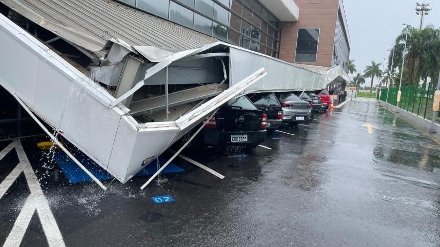 Estrutura cai em cima de carros em supermercado da Avenida Goiás, em São Caetano