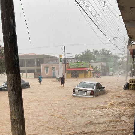 Vias de Pariquera-Açu ficaram inundadas após chuvas