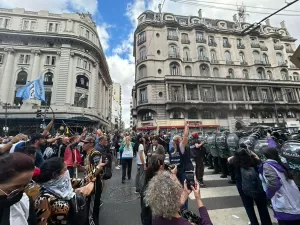 Gás, bala de borracha e tanques em protesto de aposentados na Argentina 