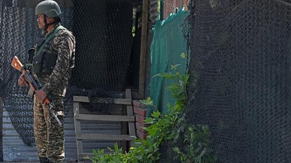 Soldado indiano monta guarda em uma rua em Srinagar