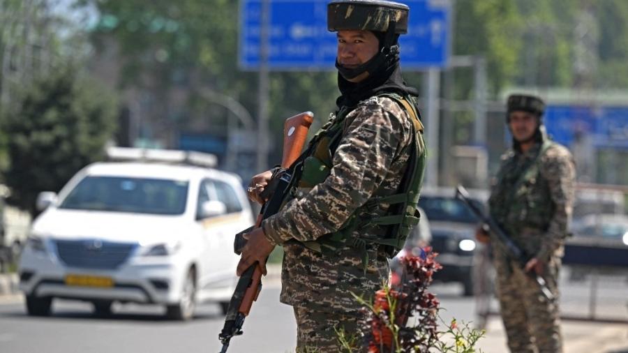Soldados indianos montam guarda em uma rua em Srinagar, em 30 de abril de 2025 - Tauseef Mustafa / AFP