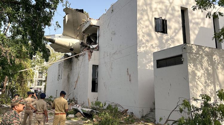 12.jun.2025 - A cauda de um Boeing 787 Dreamliner da Air India que caiu é vista presa em um prédio após o incidente em Ahmedabad, Índia 12.jun.2025 - A cauda de um Boeing 787 Dreamliner da Air India que caiu é vista presa em um prédio após o incidente em Ahmedabad, Índia