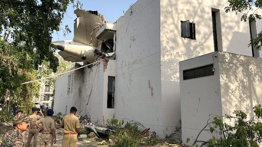12.jun.2025 - A cauda de um Boeing 787 Dreamliner da Air India que caiu é vista presa em um prédio após o incidente em Ahmedabad, Índia