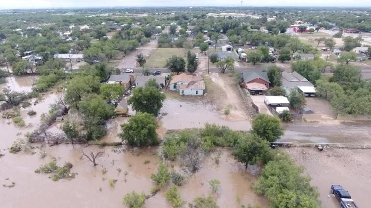 Imagem de drone mostra casas inundadas após chuvas torrenciais provocarem enchentes ao longo do rio Concho, em San Angelo, Texas Imagem de drone mostra casas inundadas após chuvas torrenciais provocarem enchentes ao longo do rio Concho, em San Angelo, Texas