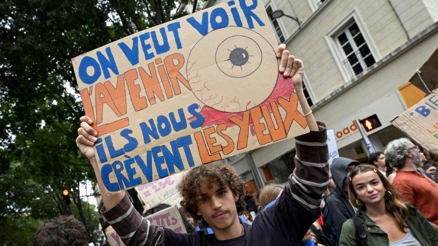 08.out.2026 - Estudante de Marselha carrega cartaz com os seguintes dizeres em francês "Queremos ver o futuro, estão arrancando nossos olhos" - undefined
