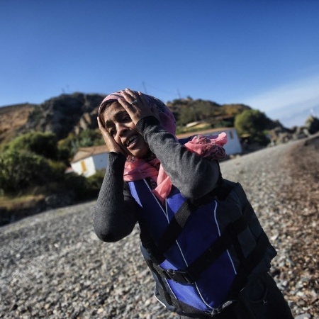 Refugiada chega a ilha Lesbos, na Grécia, após sair da Turquia e atravessar o mar Egeu, em 2015 - Aris Messinis/ AFP/Imagem de arquivo