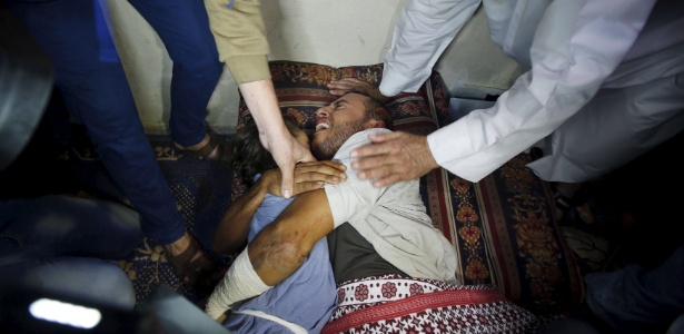 Pai abraça corpo de menina morta em ataque aéreo de Israel