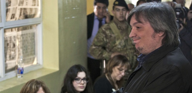 Maximo Kirchner, filho da presidente Cristina Kirchner, vota em Río Gallegos, na província de Santa Cruz, no sul da Argentina