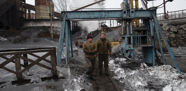 Trabalhadores da mina Xingshan, afiliada ao grupo Longmay, em Hegang, na China - Li Qiang/The New York Times