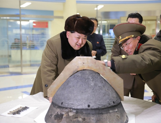 15.mar.2016 - Kim Jong-un, o líder norte-coreano, recebe informações sobre parte resistente ao calor de um míssil localmente fabricado, na Coreia do Norte - KCNA/AFP
