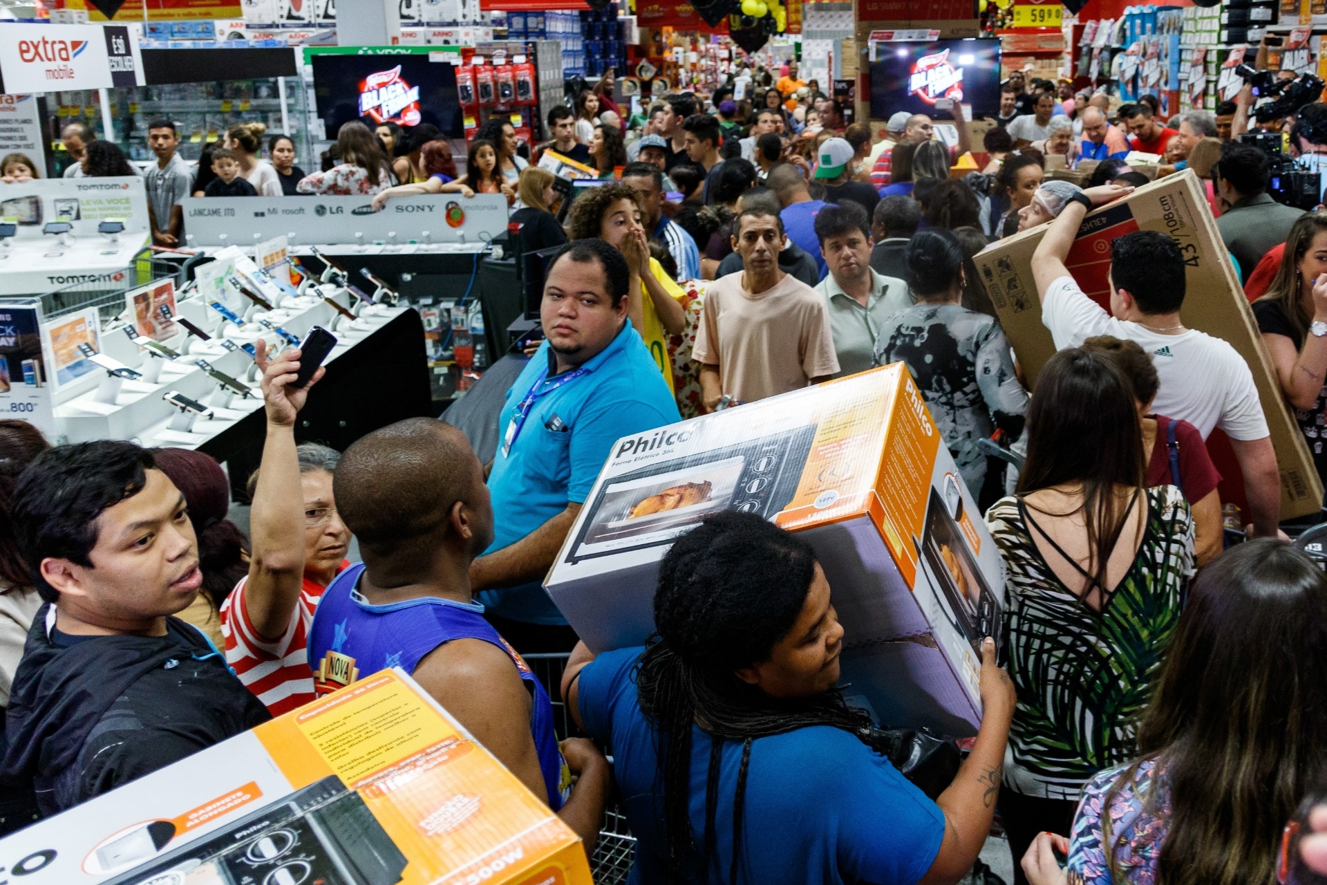 24.nov.2016 - Promoções da Black Friday começaram a atrair clientes antes mesmo da sexta-feira. Consumidores lotaram um supermercado na zona sul de São Paulo na noite de quinta-feira (24) em busca de descontos - Marcello Fim/FramePhoto/Estadão Conteúdo