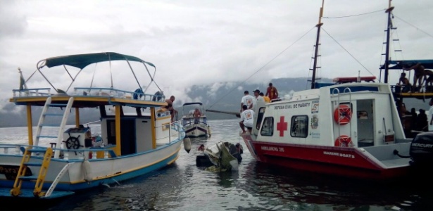 19.jan.2017 - Barco da Marinha se aproxima de aeronave em que estava o ministro do STF Teori Zavascki que caiu em Paraty, Rio de Janeiro