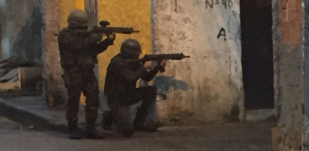 23.mar.2018 - Militares do Exército em operação em favela na zona oeste do Rio - Luis Kawaguti / UOL