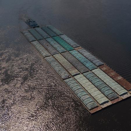 Barco leva carga pelo Rio Paraguai